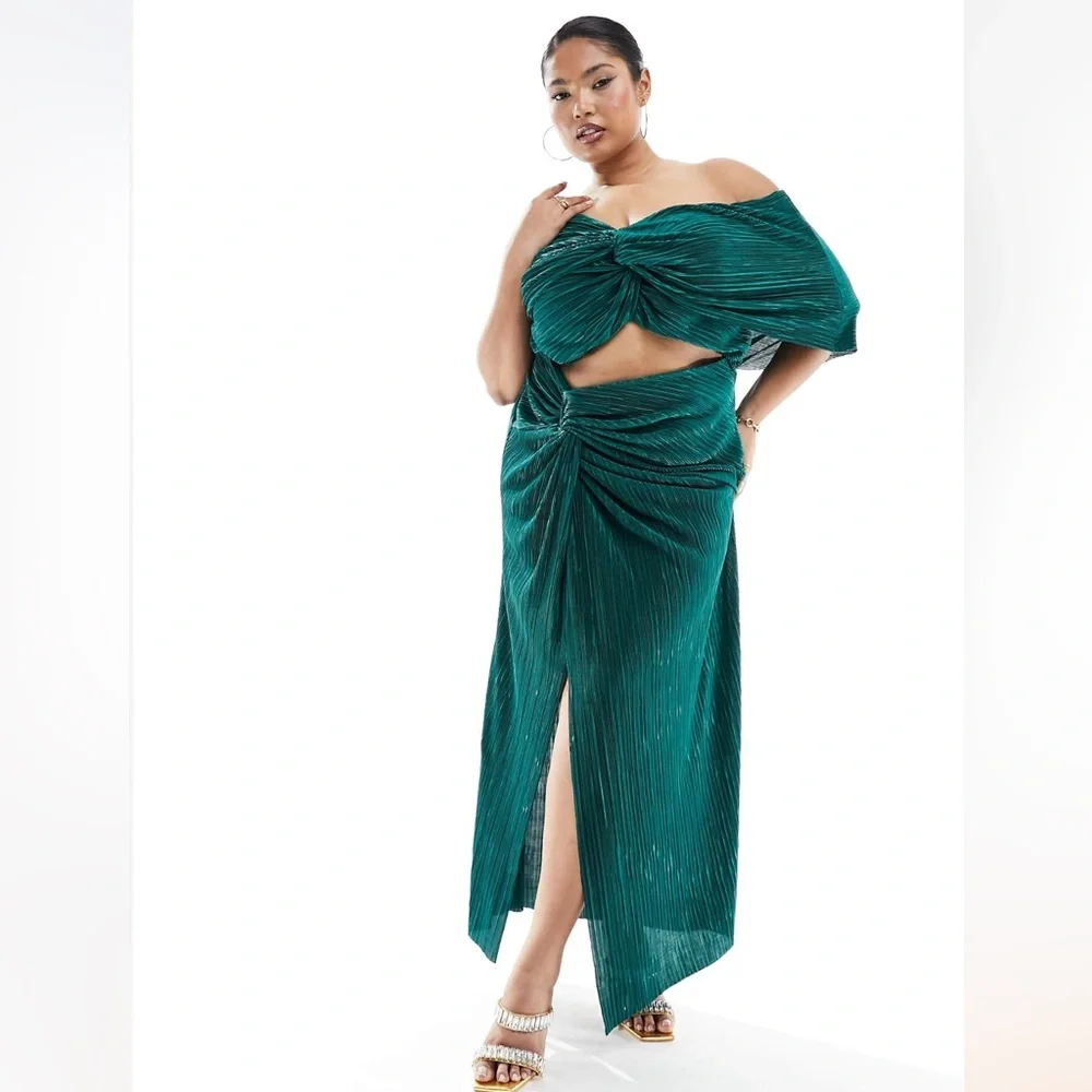 ASOS DESIGN Curve two in one fallen shoulder plisse maxi dress in bottle green - Picture 1 of 4